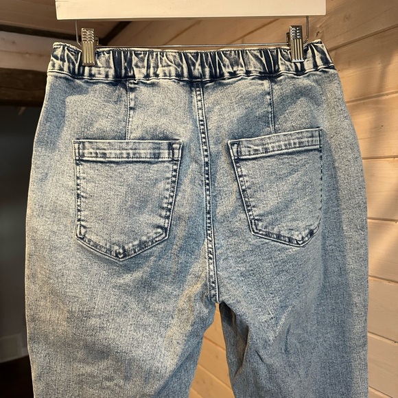 Reitmans | Light Wash Pull On R Jeans w Drawstring - Picture 5 of 7